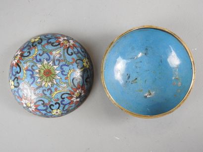 CHINA: Circular covered box in cloisonné...