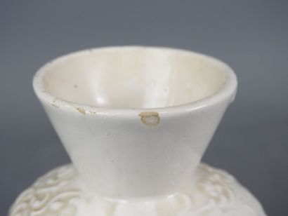 CHINE : Vase en porcelaine émaillée blanche...