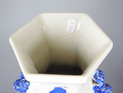 CHINE : Vase en porcelaine blanc bleu de...