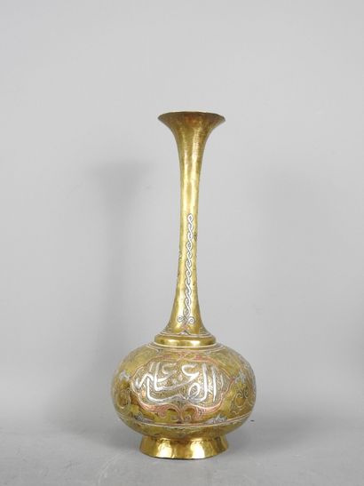 ORIENT : Théière en métal argenté portant...
