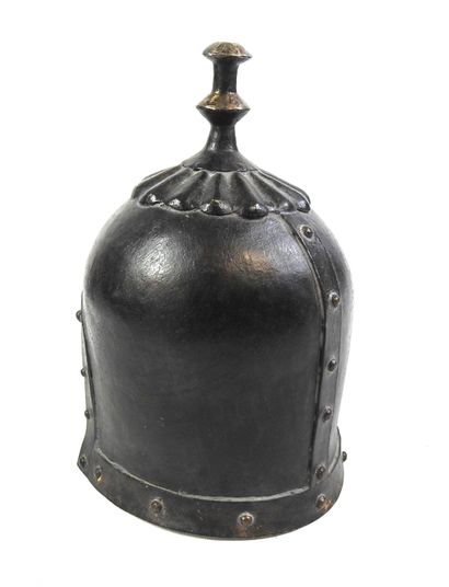 CHINE. Casque fantaisie en fer patiné à sommet...