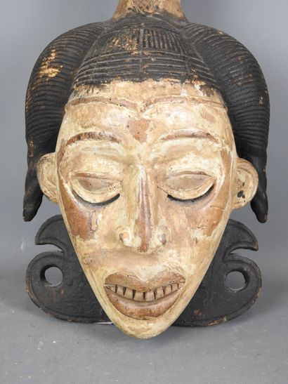 GABON - PUNU: Wood and pigment dance mask...