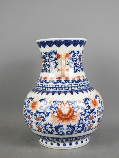 CHINE : Vase à deux anses en porcelaine blanc...