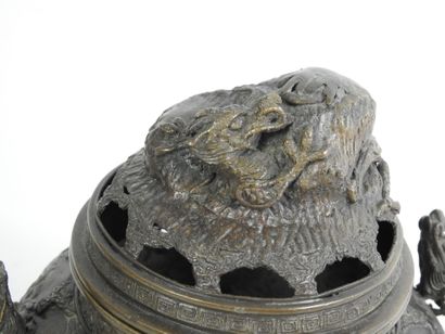 JAPAN: TRIPOD BRUE PARFUM in bronze, lid...