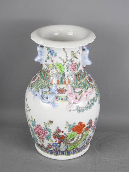 CHINE : Vase balustre en porcelaine à décor...