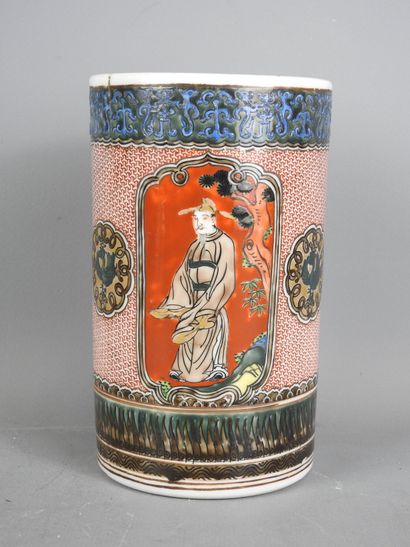 CHINE : Vase rouleau en porcelaine à décor...