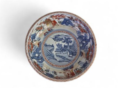 CHINA, late 19th century.
Circular porcelain...