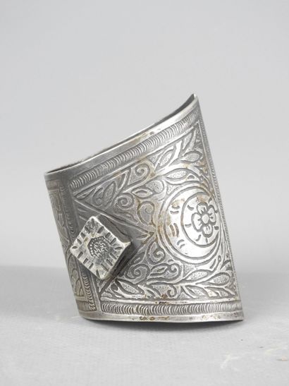 BERBERE : Bracelet en argent ciselé (poinçons)....