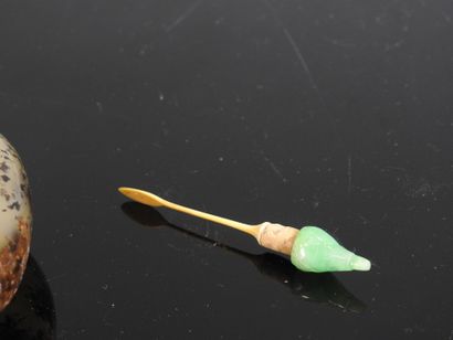 CHINA - 19th century
Pebble-shaped snuff...