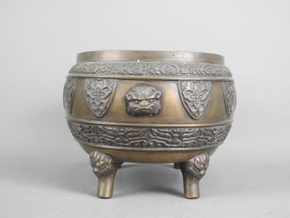 SOUTHEAST ASIA: Bronze table planter decorated...
