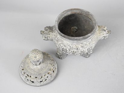 CHINE : Brûle-parfum tripode en bronze, le...
