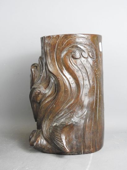 CHINE : Vase en bronze à patine brune à décor...