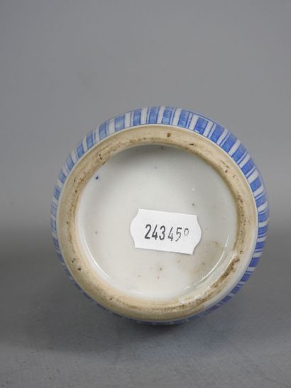 JAPON : Vase au col long étroit, porcelaine...