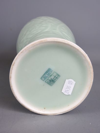 CHINE : Vase balustre en porcelaine céladon...