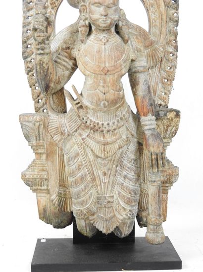 INDE : Bas relief en bois sculpté d'une divinité....