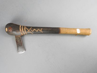 AFRIQUE. Ancienne hache au manche en bois...