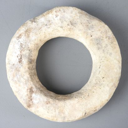 SALOMON ISLANDS: Coin bracelet in shell tridacna...