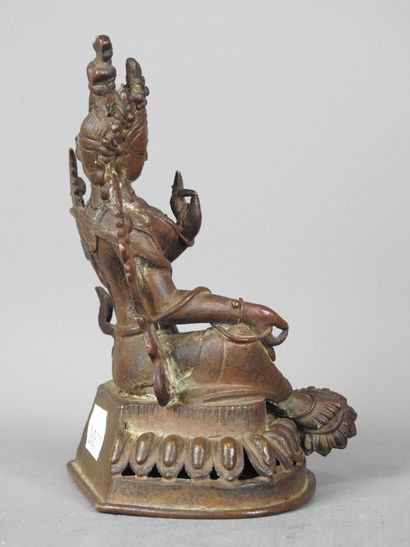 TIBET : Statue de Tara en bronze à patine...