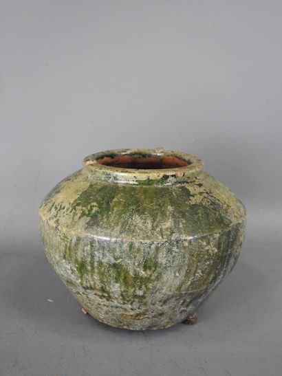 CHINE, époque Han : Vase en terre cuite à...