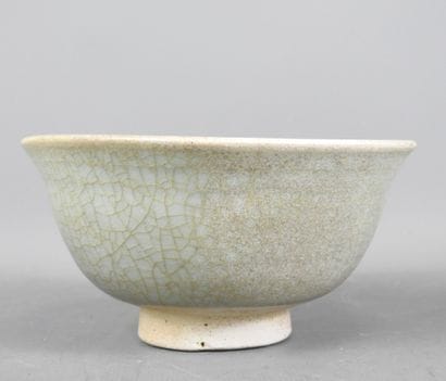 CHINA: Bowl on heel in celadon cracked porcelain...