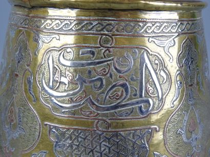 MAROC : Très ancien récipient en cuivre rouge...