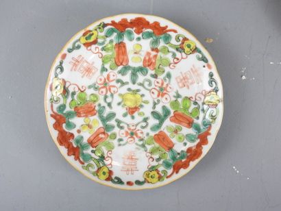 CHINE : Trois coupelles circulaires en porcelaine...