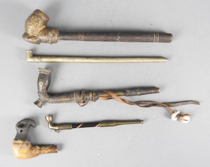 Four antique pipes 
and a pipe bowl, AFRICA-ASIA.
Silver-plated...