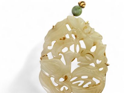 CHINA, 20th century.
Oval pendant centered...