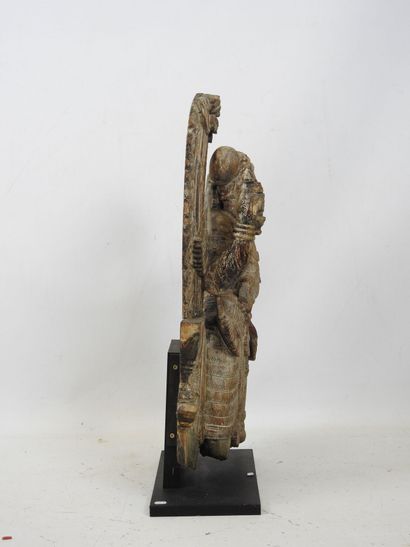 INDE : Bas relief en bois sculpté d'une divinité....