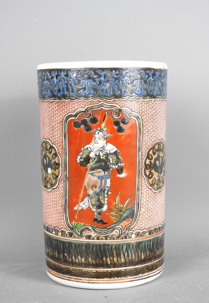 CHINE : Vase rouleau en porcelaine à décor...