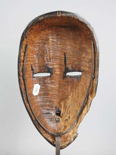DAN, Côte d'Ivoire. Bois dur, patine laquée...