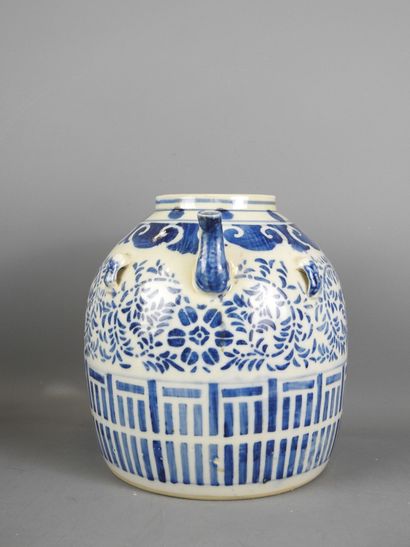 CHINE : Large verseuse en porcelaine à décor...
