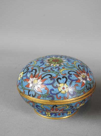 CHINA: Circular covered box in cloisonné...