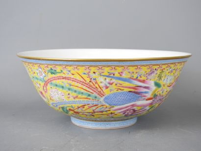 CHINA: Porcelain bowl with polychrome enamel...