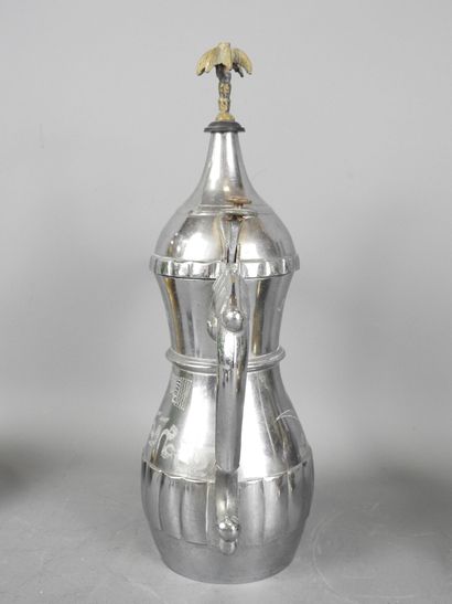 ORIENT : Théière en métal argenté portant...