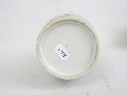 CHINA: A baluster-shaped porcelain vase decorated...