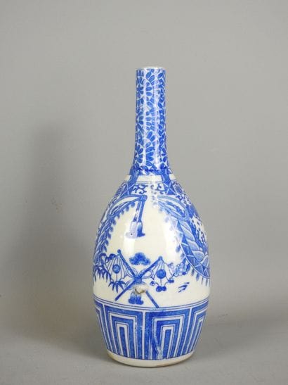 JAPON : Vase au col long étroit, porcelaine...