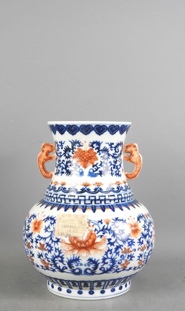 CHINE : Vase à deux anses en porcelaine blanc...