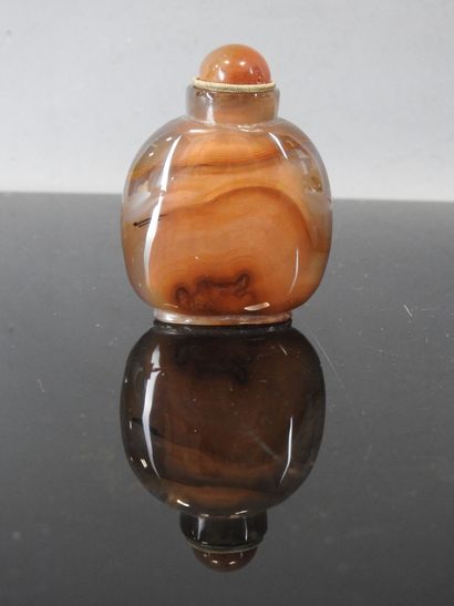 CHINA - Circa 1900
Snuff bottle in veined...
