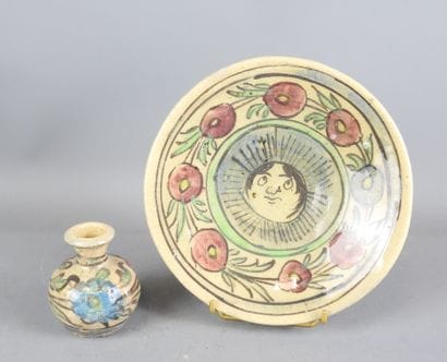PERSE : Une assiette et un petit vase balustre....