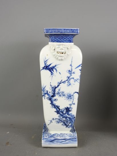 CHINE : Vase balustre en porcelaine céladon...