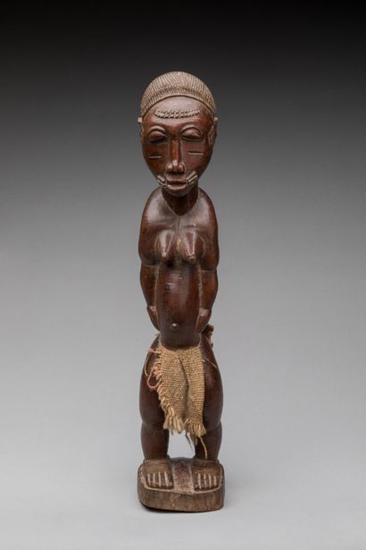 Statuette féminine debout, BAOULE, Côte d'Ivoire.
Bois...