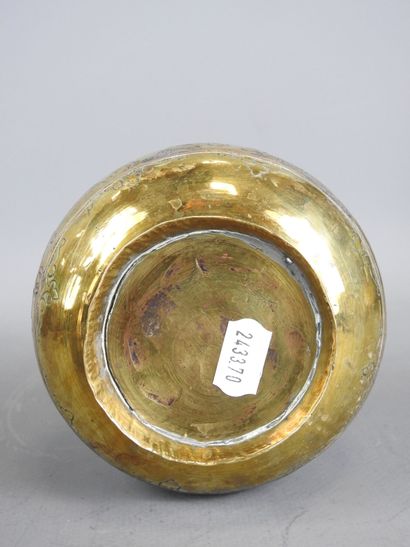 ORIENT : Théière en métal argenté portant...