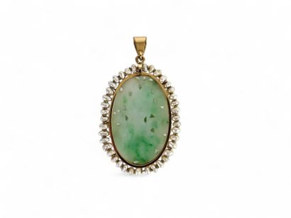 CHINA, 20th century.
Oval pendant centered...