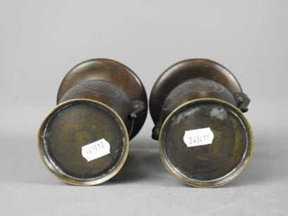 JAPON.
Paire de vases en bronze, les anses...