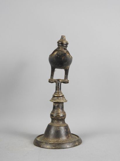 NEPAL.
Très ancienne lampe à huile rituelle...