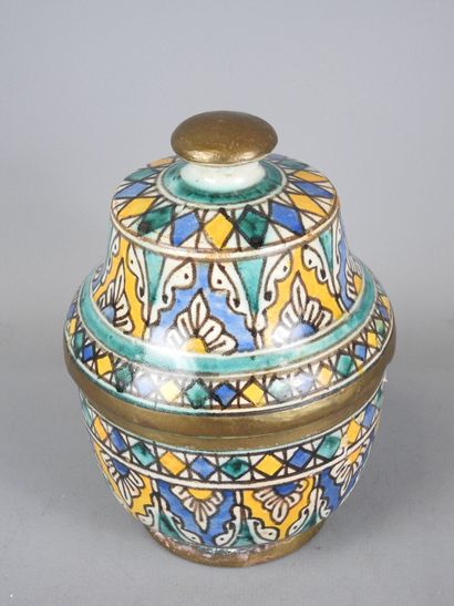 FES, Maroc.
Pot à beurre « jobbana » en faïence...