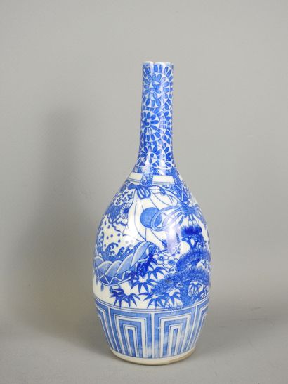 JAPON : Vase au col long étroit, porcelaine...