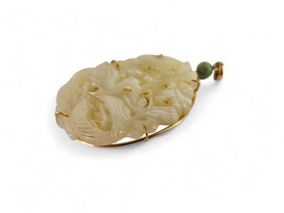 CHINA, 20th century.
Oval pendant centered...