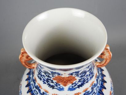 CHINE : Vase à deux anses en porcelaine blanc...